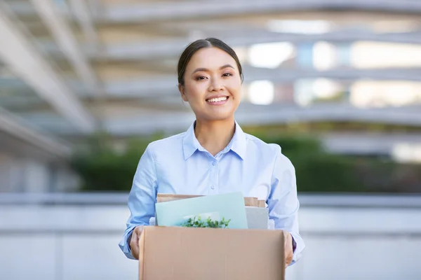 Japanese Entrepreneur Woman City Setting Happily Carrying Belongings Box Outdoor — Foto Stock