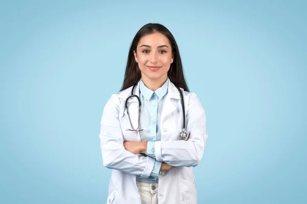 Portrait Professional Young Female Doctor White Coat Stethoscope Arms Crossed — Stock fotografie