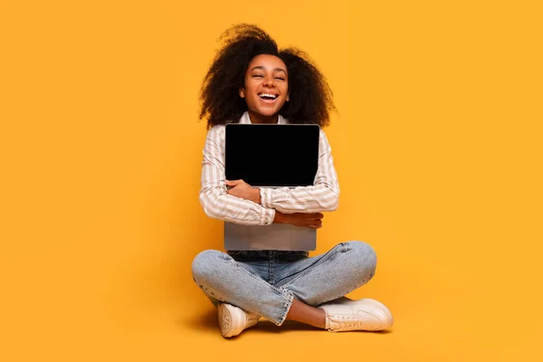 Joyful Young Black Woman Curly Hair Embracing Blank Screen Laptop — Fotografia de Stock