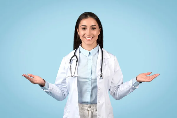 Female Doctor Open Palms Holding Comparing Confident Calm Expression Lady — Stockfoto