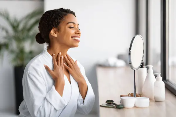 Beauty Care Beautiful Black Female Touching Neck Skin Looking Mirror — Foto Stock