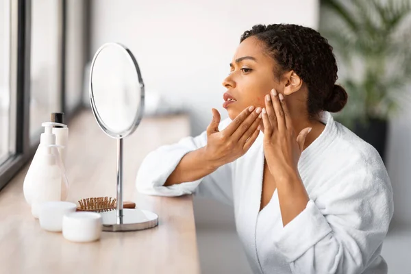 Skin Problems Stressed Young Black Woman Looking Mirror Pimples Her — Stock Photo, Image