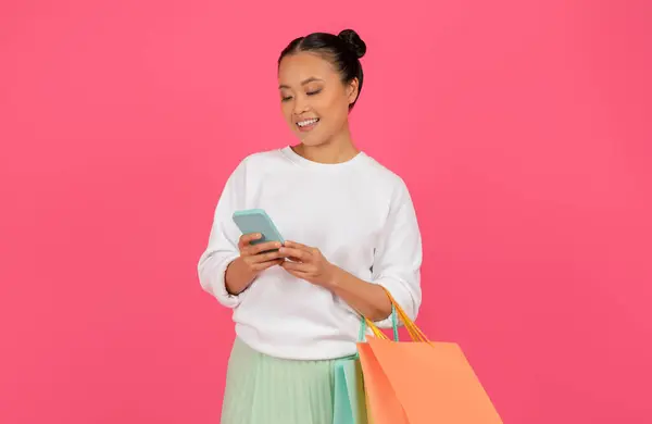 Concetto Shopping Online Allegro Asiatico Femminile Possesso Smartphone Borse Shopper — Foto Stock