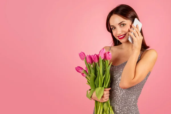 Elegant Woman Warm Smile Talking Mobile Phone Holding Bouquet Pink — Stok fotoğraf