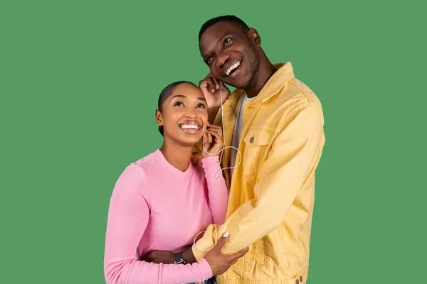 Romantic Loving Young African American Couple Wearing Casual Outfits Listening — Foto Stock