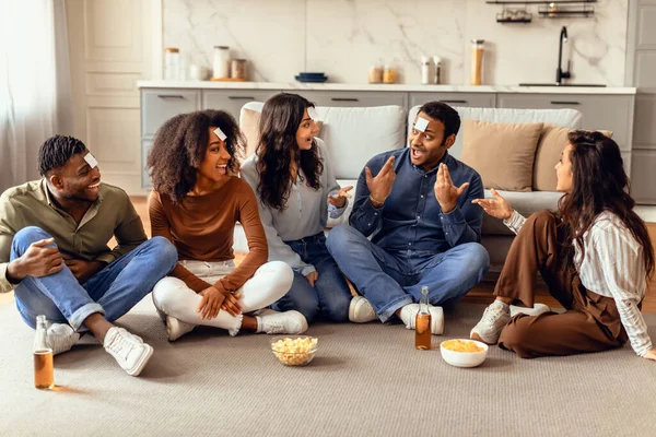 Multiracial Group Young Friends Playing Guess Who Game Living Room — Stockfoto