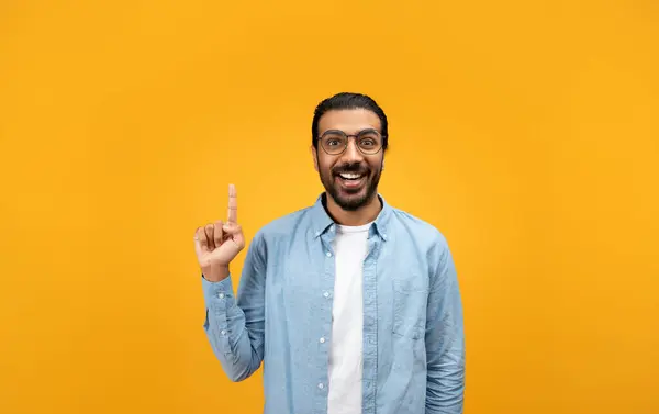 Excited Man Beard Glasses Raises His Index Finger Sporting Bright — 图库照片