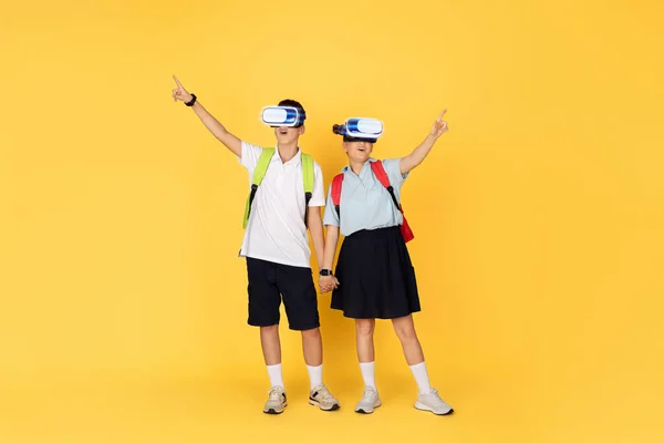 Two Enthusiastic School Students Backpacks Hold Hands While Experiencing Virtual — Fotografia de Stock