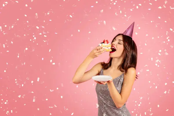 Cheerful Pretty Millennial Caucasian Brunette Woman Party Cap Dress Eat — Stok fotoğraf