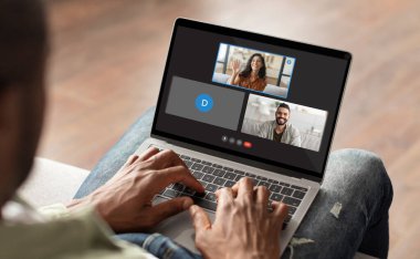 Sosyal hayat ve telekomünikasyon konsepti, kolaj. Yüksek açı görüşlü siyah adam, çok ırklı insanlarla görüntülü sohbet ediyor, evdeki koltukta oturuyor, bilgisayar laptopu kullanıyor.