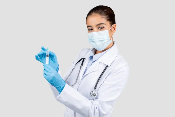 Eine Fokussierte Europäische Ärztin Labormantel Und Maske Hält Eine Spritze — Stockfoto