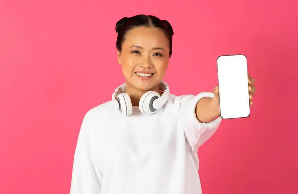 Joyeux Jeune Asiatique Femme Portant Des Écouteurs Démontrant Smartphone Avec — Photo