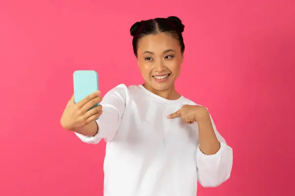 Heureuse Jeune Femme Asiatique Prenant Selfie Sur Smartphone Montrant Avec — Photo
