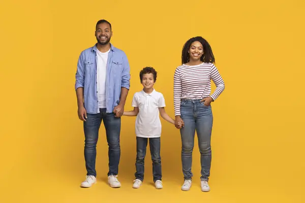 Zelfverzekerde Zwarte Familie Met Kleine Zoon Die Hand Hand Gele — Stockfoto