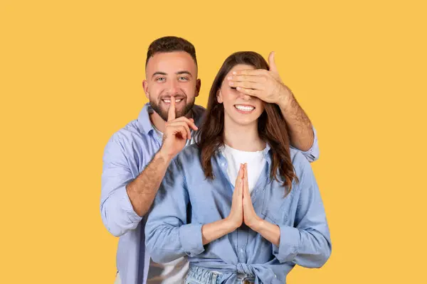 Lekfull Man Placerar Sitt Finger Sina Läppar För Tystnad Samtidigt — Stockfoto
