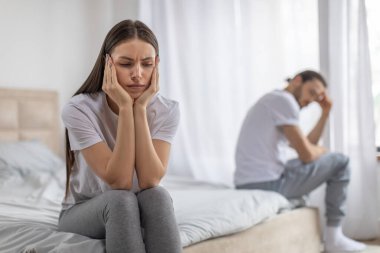 Hayal kırıklığına uğramış bir kadın yatakta oturuyor, gücenmiş bir adamı görmezden geliyor, hayal kırıklığına uğramış bir eş ilişki sorunlarını düşünüyor, düşünceli çiftler üstüne kavgalar ediyor, üzgün aşıklar ayrılmayı düşünüyor.