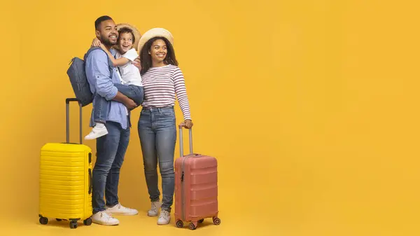 Reiseangebot Glückliche Schöne Schwarze Familie Mit Koffern Die Den Kopierraum — Stockfoto