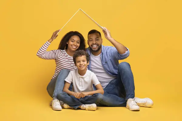 Rodinné Bydlení Pojištění Šťastná Černošky Rodina Malým Synem Sedí Pod — Stock fotografie