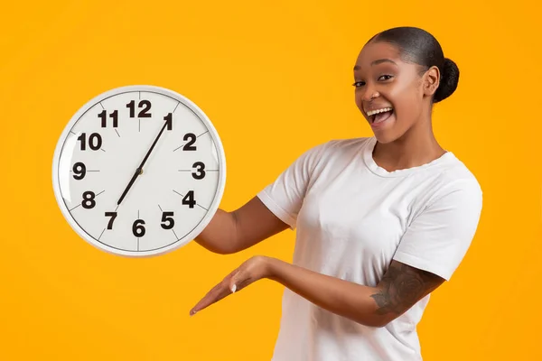 Gestion Temps Échéance Positif Jeune Dame Noire Montrant Rond Horloge — Photo