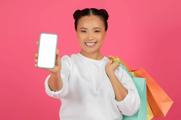 App Shopping Online Allegro Donna Asiatica Dimostrando Smartphone Con Schermo — Foto Stock