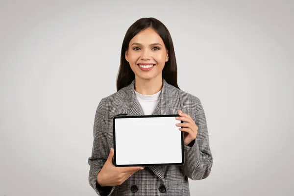 Mulher Profissional Amigável Apresentando Tablet Com Tela Branco Perfeito Para — Fotografia de Stock
