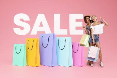 Alışveriş Teklifi. Pembe Stüdyo Arkaplanı Üzerinde Büyük Renkli Alışveriş Torbalarıyla Poz Veren Satış Mevsimi. Tam Uzunluk Görüntüsü, Kolaj