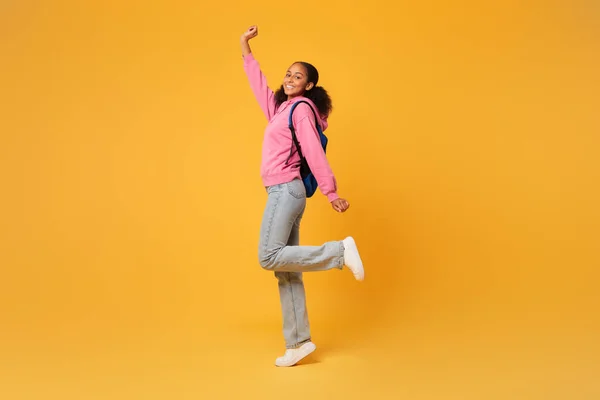 Educatief Aanbod Gelukkig Zorgeloos Zwart Tiener Student Meisje Poseren Met — Stockfoto