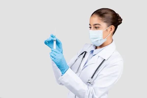 Konzentrierter Europäischer Arzt Labormantel Und Schutzmaske Der Eine Spritze Sorgfältig — Stockfoto