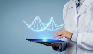 Uzmanlık teknolojiyle buluşur: Doktorun yakın çekimi CRISPR ve artırılmış gerçeklik dijital tablet, mavi stüdyo arka planı, serbest alan hastalar için sanal DNA 'nın sırlarını çözer