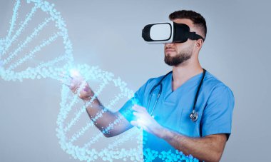Fütürist tıp konsepti. Sağlık hizmetlerinin geleceği için VR gözlük takan genç bir doktor sanal DNA üzerinde CRISPR düzenlemeleri yapıyor.