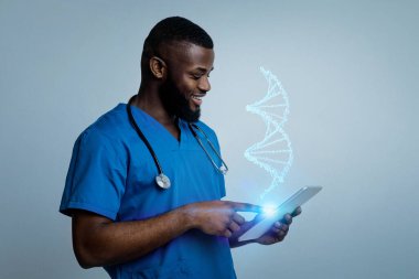 Tanısal sağlık hizmetlerinin ilerlemesi. Profesyonel siyahi doktor dijital tablet üzerinde sanal DNA ipliği üzerinde çalışıyor.