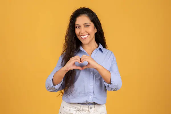 Smiling Middle Eastern Woman Long Curly Hair Making Heart Shape — Stock Photo, Image