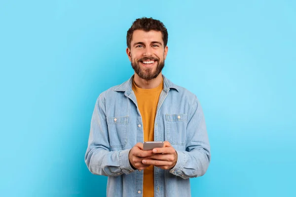 Vrolijke Kerel Met Smartphone Kijkend Naar Camera Glimlachend Sms End — Stockfoto