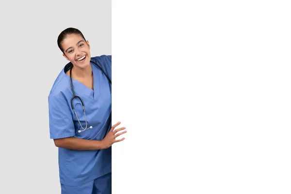 Vriendelijke Verpleegster Blauwe Scrubs Met Blanco Witte Banner Met Welkome — Stockfoto
