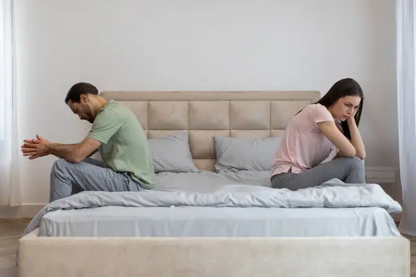 Unga Par Som Har Relationsproblem Sitter Motsatta Sidor Sängen Ignorerar — Stockfoto