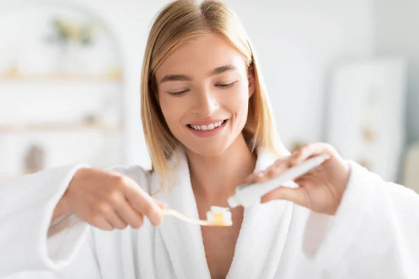 Attractive Blonde Lady Practices Dental Care Using Toothpaste Toothbrush Ensuring — Stock Photo, Image