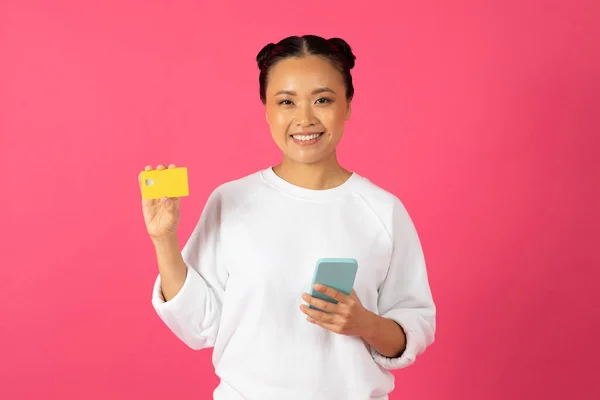 Mobil Bankacılık Mutlu Asyalı Kadın Akıllı Telefon Kredi Kartı Tutuyor — Stok fotoğraf