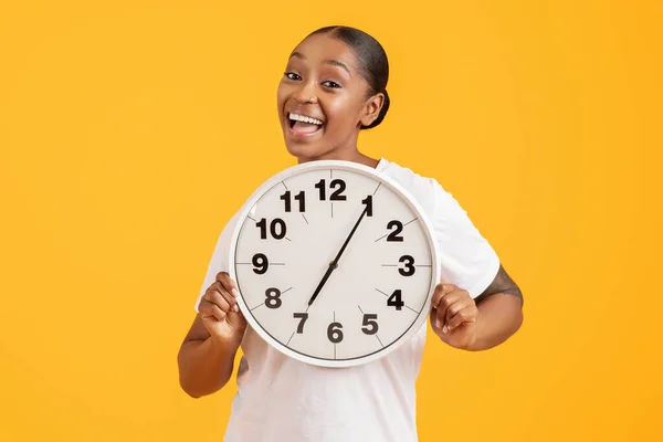 Hora Joven Mujer Afroamericana Alegre Mostrando Reloj Redondo Sonriendo Cámara —  Fotos de Stock
