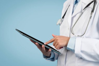 Dijital tablet kullanan, teknolojinin modern tıp uygulamalarına entegrasyonunu tasvir eden sağlık çalışanlarının yakın çekimleri,