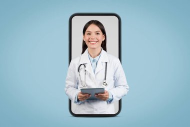 Akıllı telefon çerçevesinde, modern tele-sağlık hizmetlerini ve dijital tıbbi danışmanları temsil eden neşeli bayan doktor.