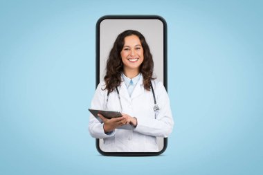 İnternetten doktorla randevum var. Dijital bloknotu ve steteskopu olan neşeli bayan doktor mavi arka planda izole edilmiş, kolaj
