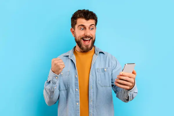 Vreugdevolle Blanke Man Met Smartphone Gebaren Vieren Geluk Triomf Het — Stockfoto