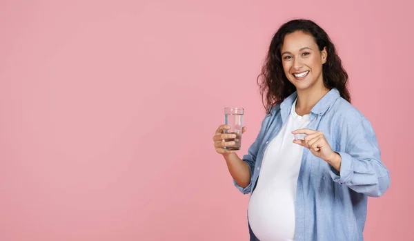 Χαμογελώντας Υγιή Νεαρή Έγκυος Γυναίκα Κρατώντας Χάπι Και Ένα Ποτήρι — Φωτογραφία Αρχείου