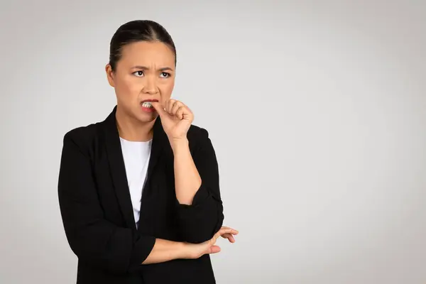 Беспокойная Азиатская Деловая Женщина Кусающая Ногти Нервным Выражением Лица Проявляющая — стоковое фото