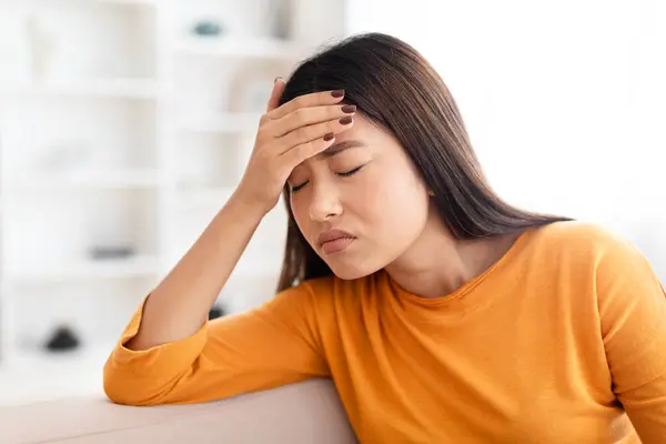 Unglücklich Kranke Junge Asiatinnen Leiden Unter Schrecklichen Starken Kopfschmerzen Berühren — Stockfoto