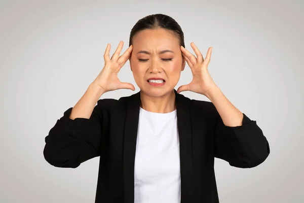 Femme Affaires Asiatique Stressée Avec Une Expression Douloureuse Tenant Tête — Photo