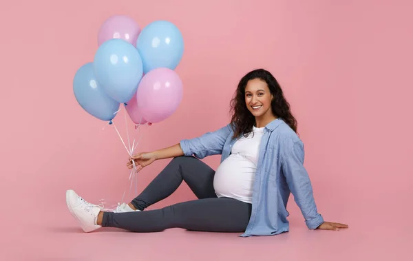 Happy Beautiful Millennial Pregnant Woman Sitting Floor Colorful Pink Blue — Stock Photo, Image