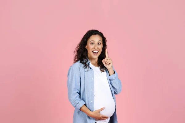 Emocionada Morena Embarazada Milenaria Con Gran Vientre Levantando Dedo Gestos — Foto de Stock
