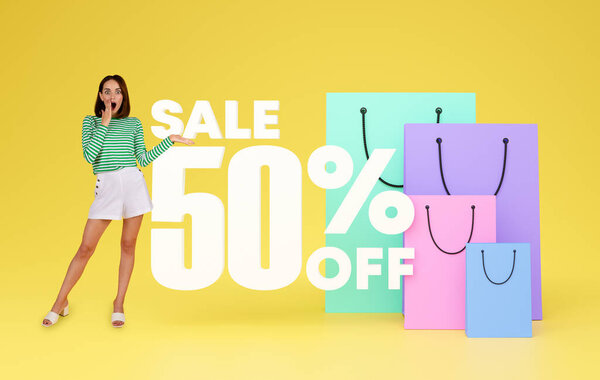 Предложение покупок. Возбужденный Брюнетка клиент женщина показывает текст 50 процентов скидка, реклама большая скидка с большими сумками Shopper стоит на фоне желтой студии, коллаж