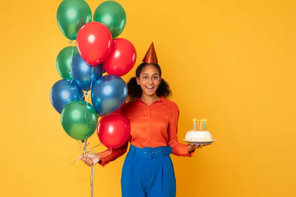 Neşeli Afrikalı Amerikalı Genç Kız Renkli Balonlarla Poz Veriyor Mumlarla — Stok fotoğraf
